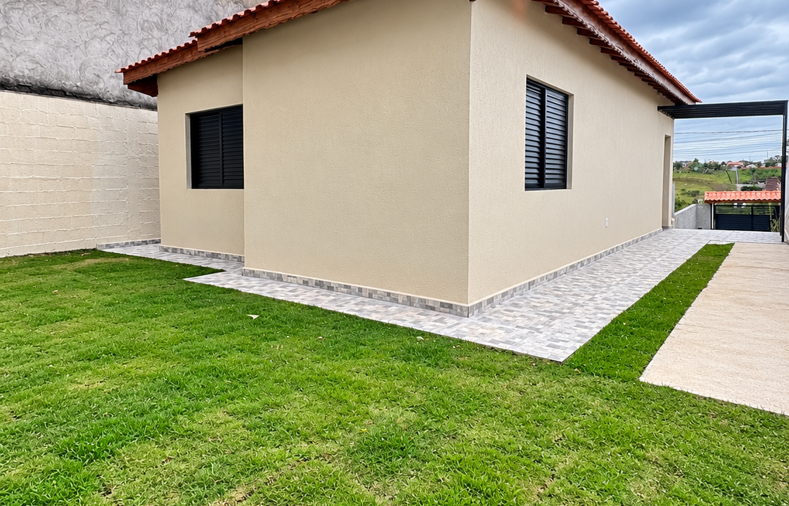 Casa com Jardim sob Céu Nublado