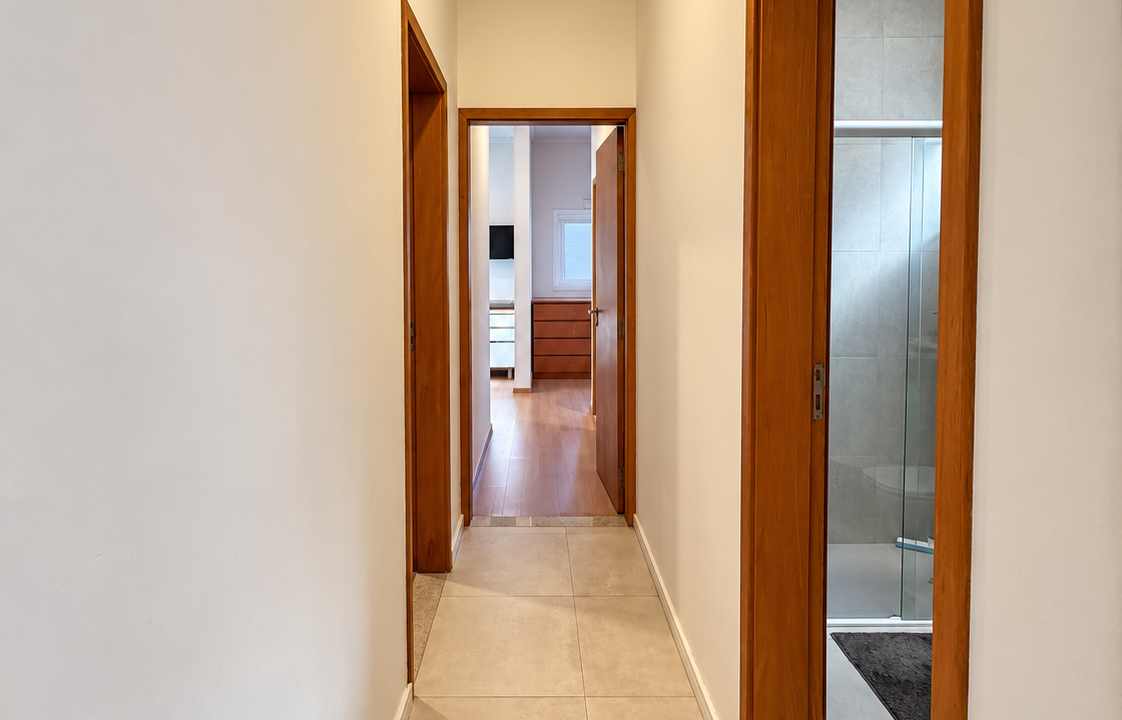 Corredor Moderno com Portas de Madeira