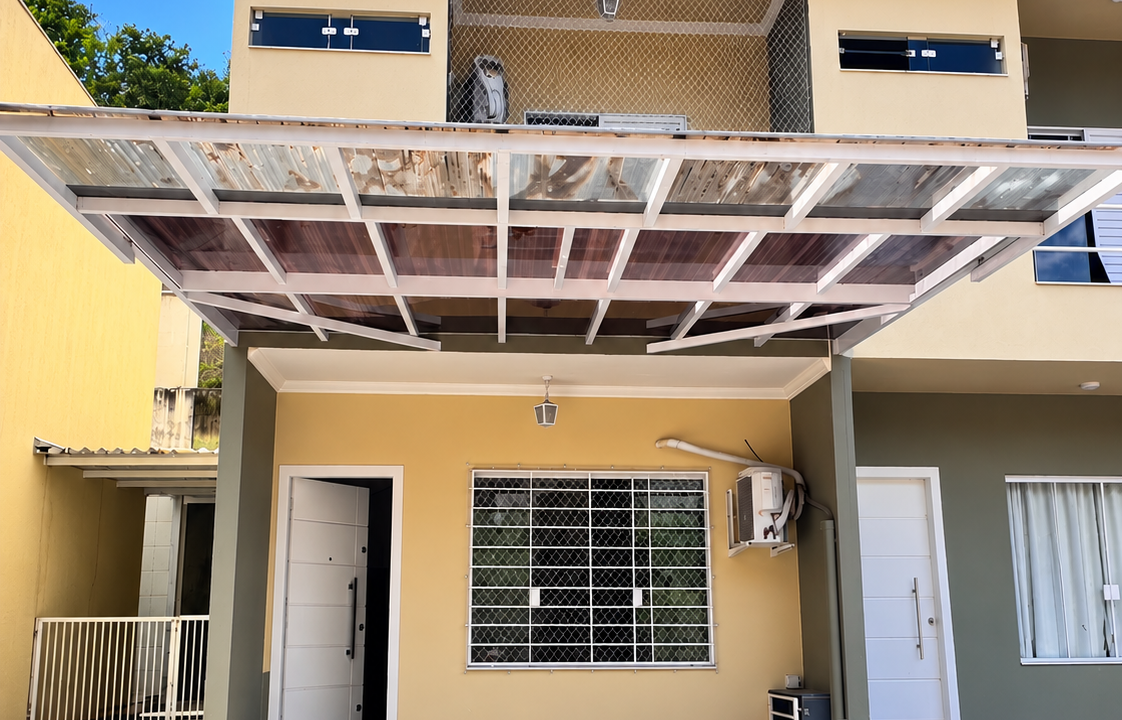Fachada Moderna com Carport e Varanda