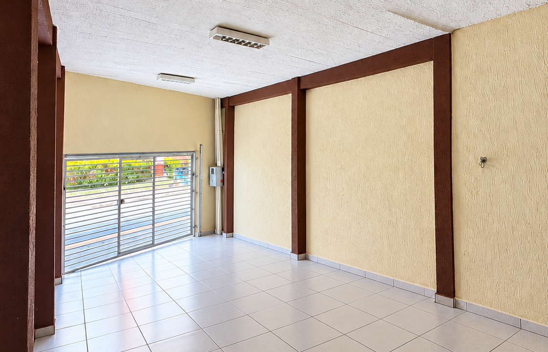 Garagem Coberta com Portão Metálico
