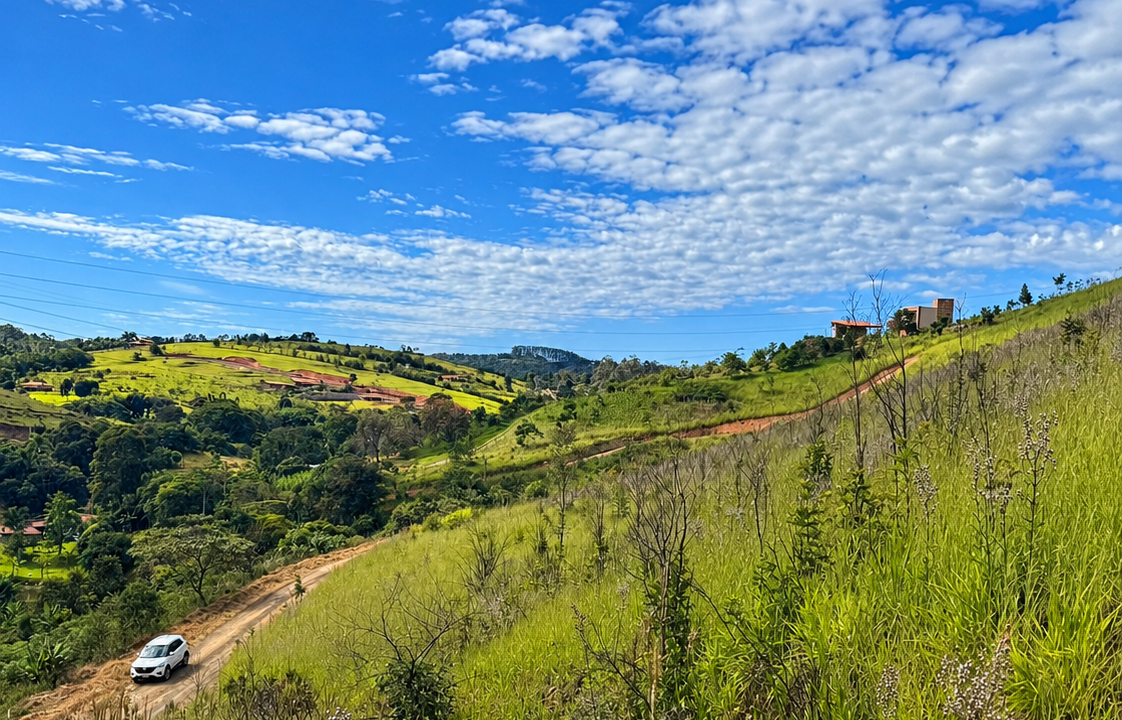 Paisagem Rural Sob Céu Azul
