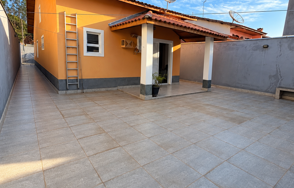 Pátio Ensolarado com Casa Alaranjada