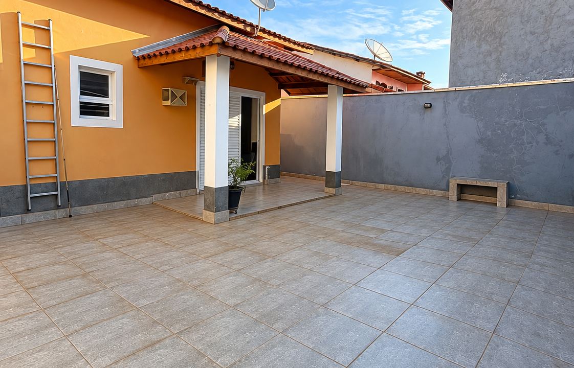 Pátio Ensolarado com Casa Ocre