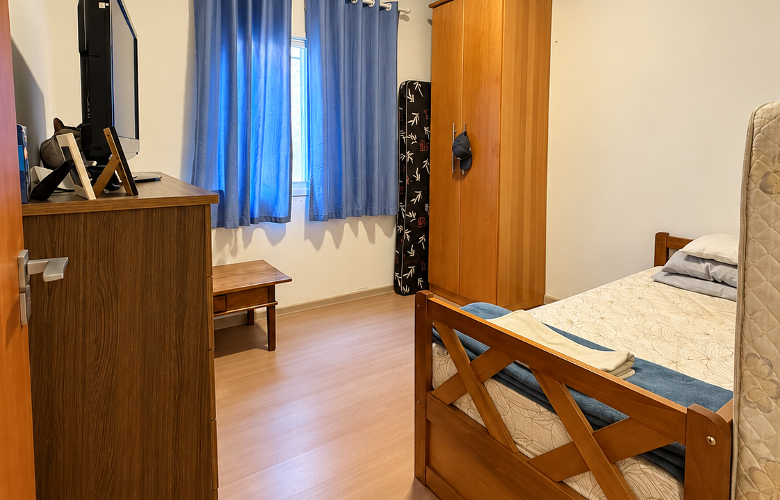Quarto Aconchegante com Cortinas Azuis