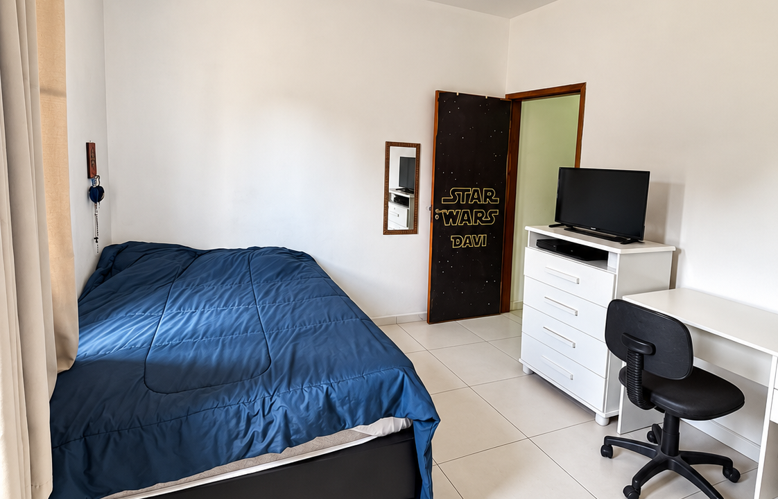 Quarto Minimalista com Cama Azul e TV
