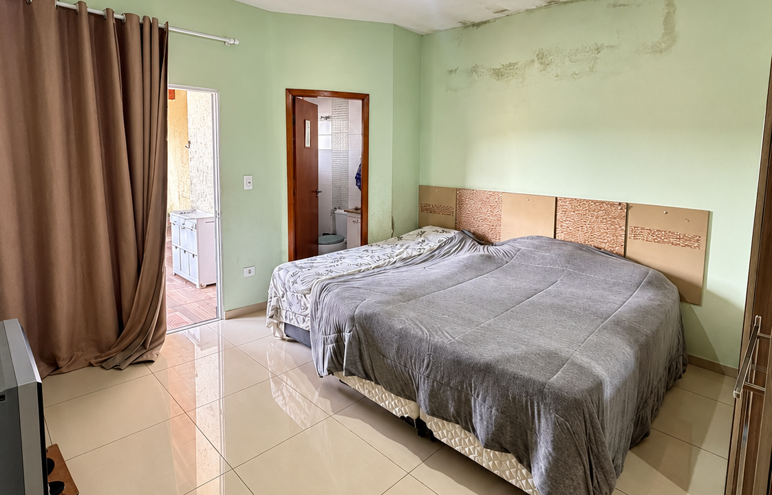 Quarto Simples com Cama e Manchas no Teto