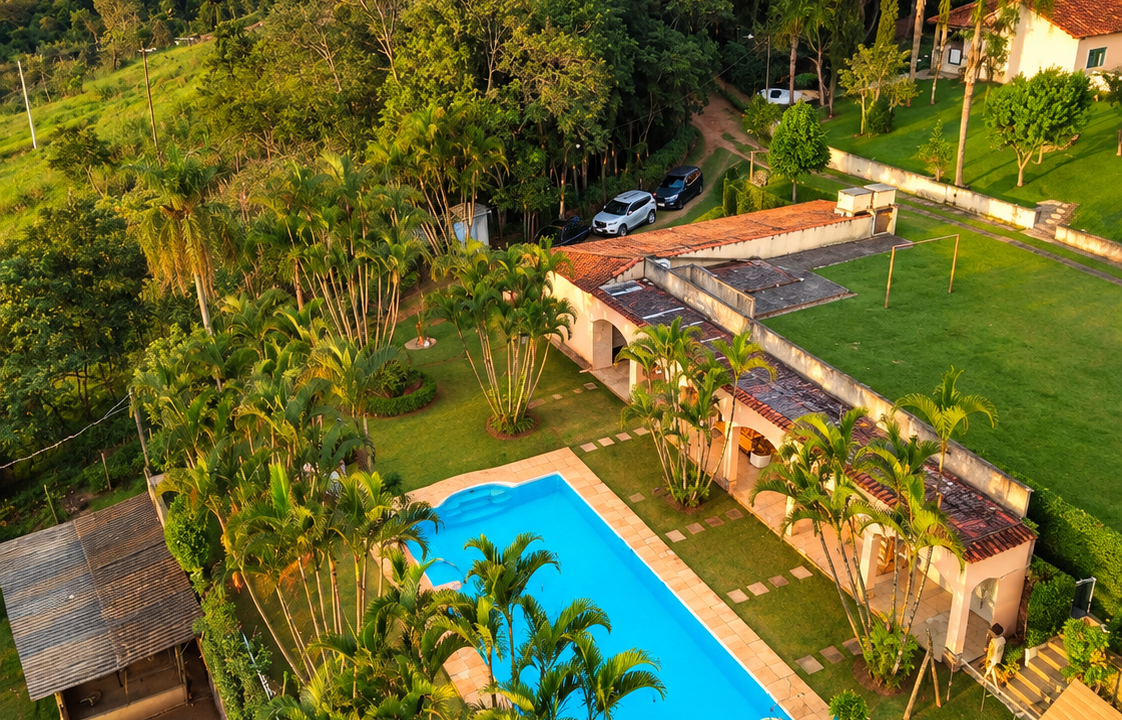 Refúgio tropical com piscina e palmeiras