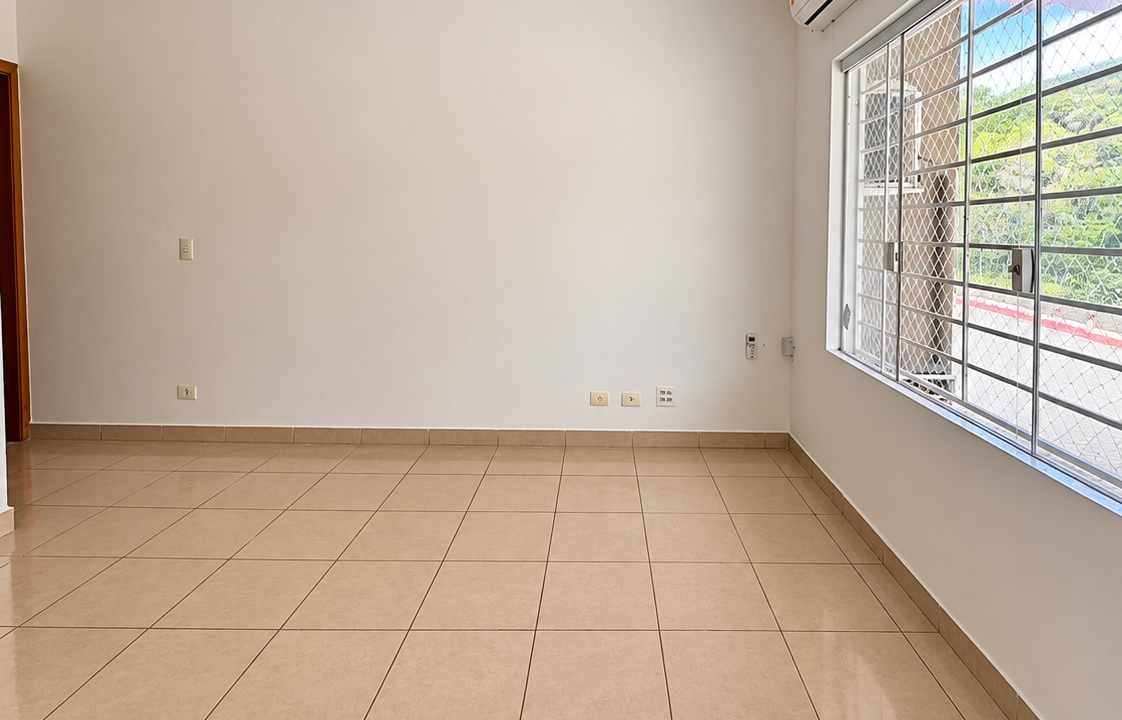 Sala Moderna Vazia com Janela Gradeada