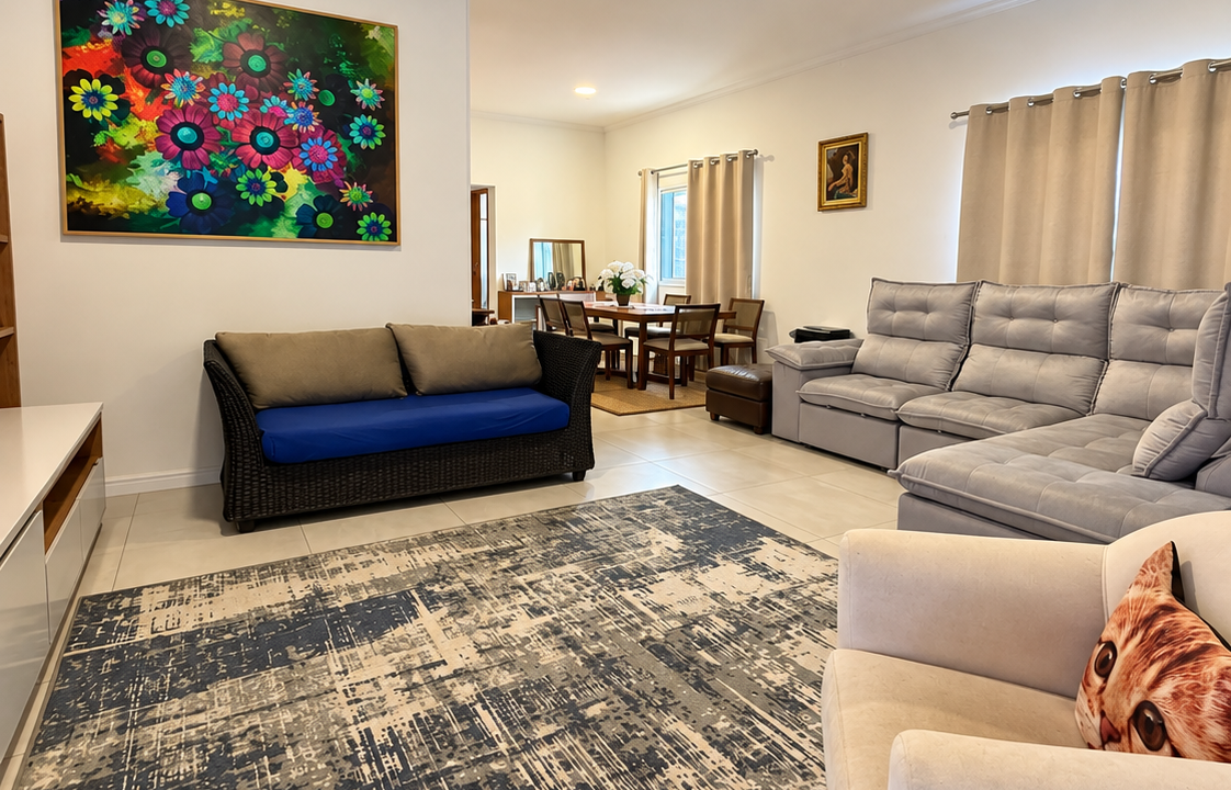 Sala Moderna com Arte Floral Vibrante