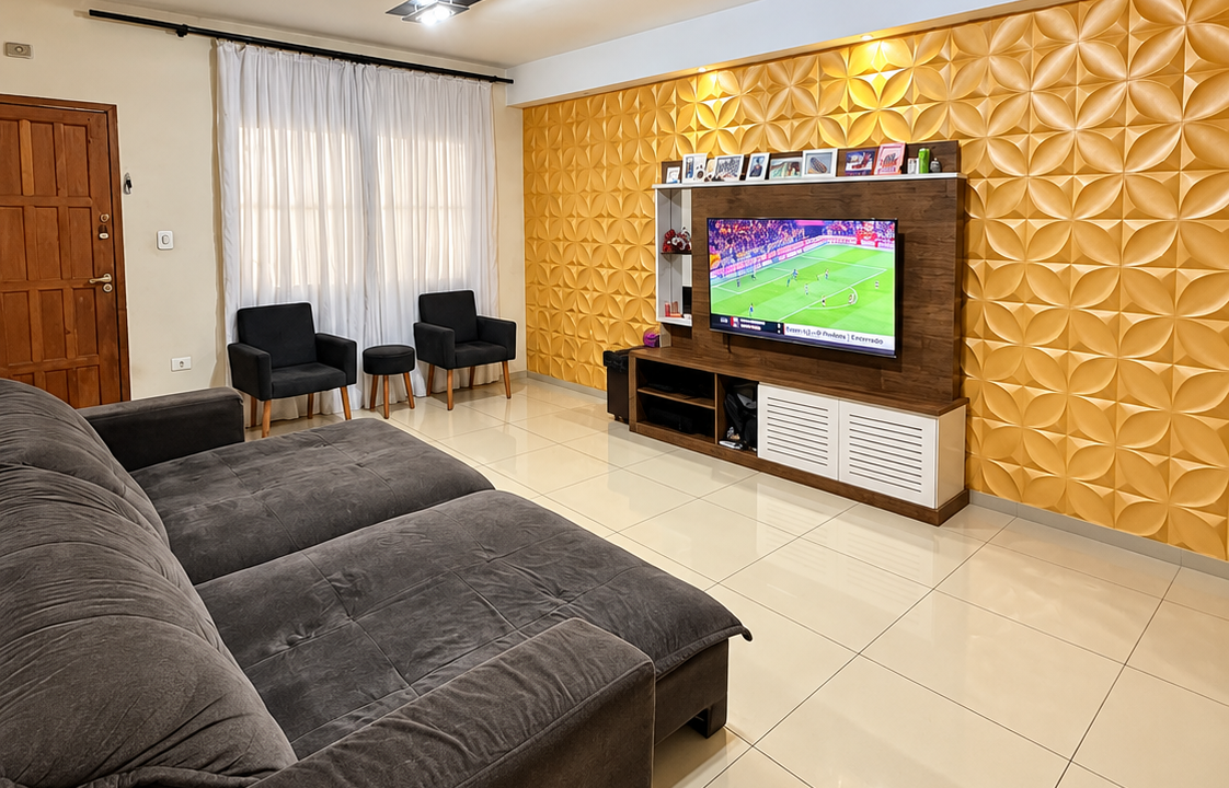 Sala contemporânea com TV e parede dourada