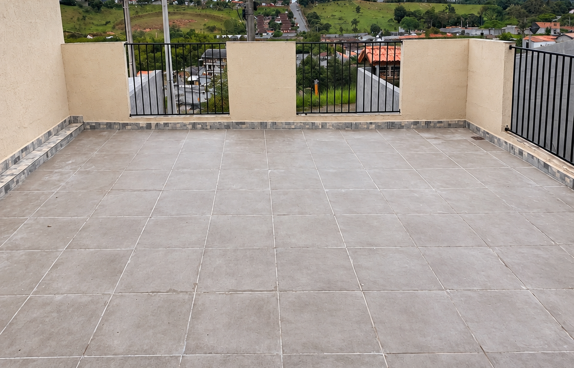 Terraço amplo com vista para colinas nubladas