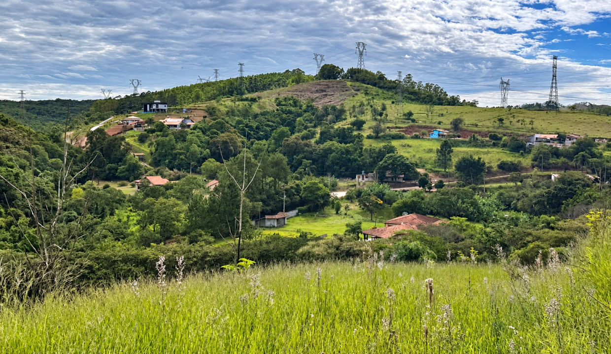 Vale Verde com Casas e Torres Elétricas